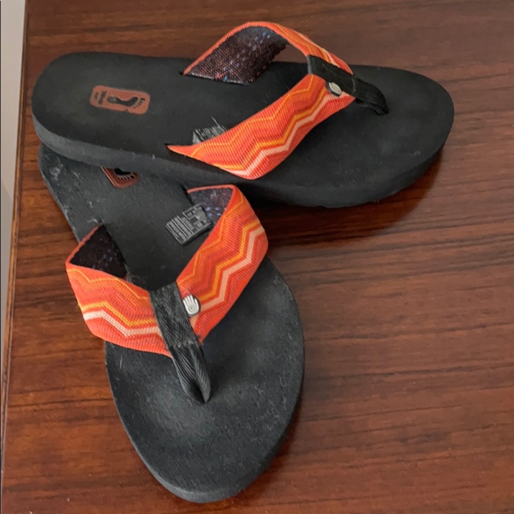 TEVA MUSH ORANGE THONGS